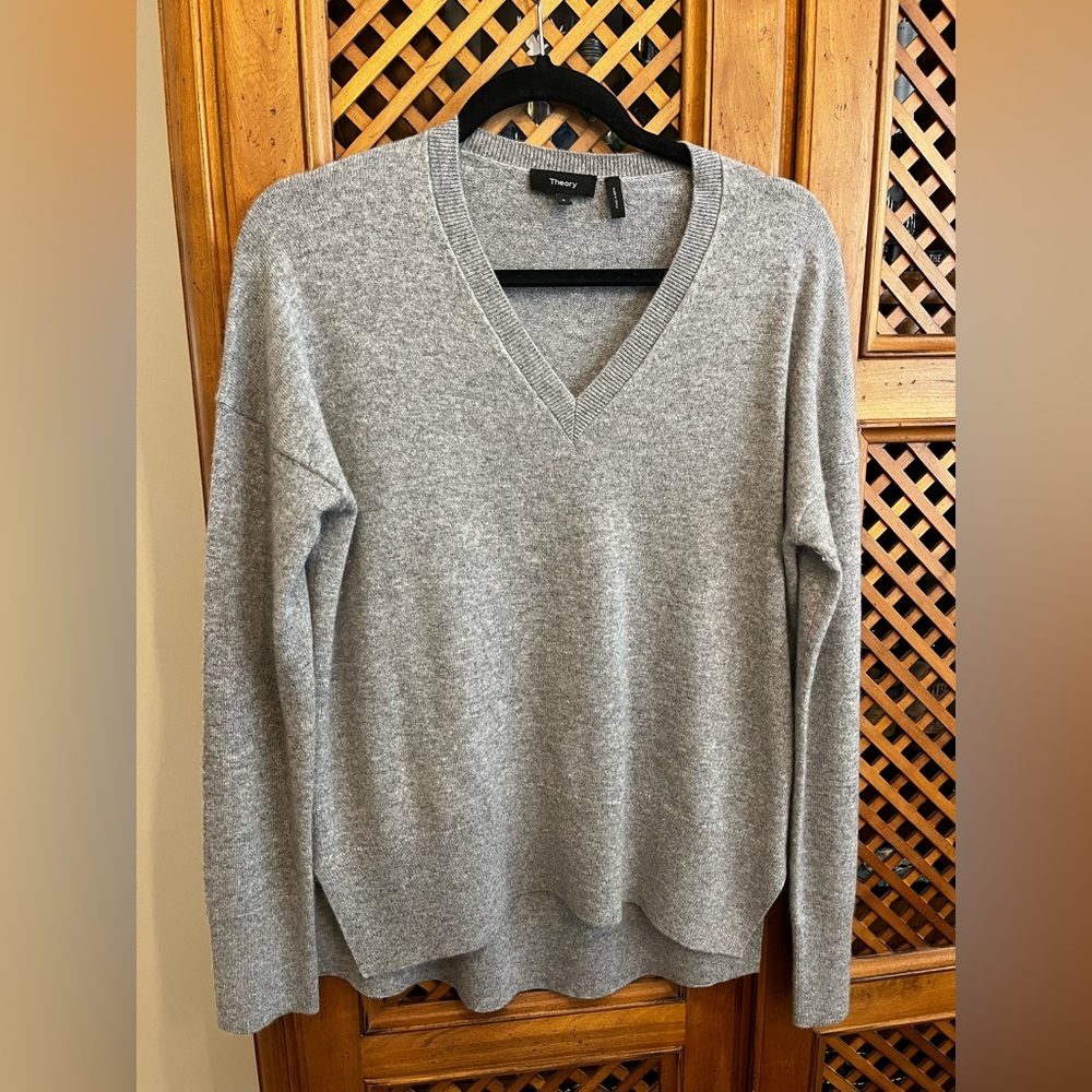 Theory Women's Light Gray V-Neck Cashmere Sweater